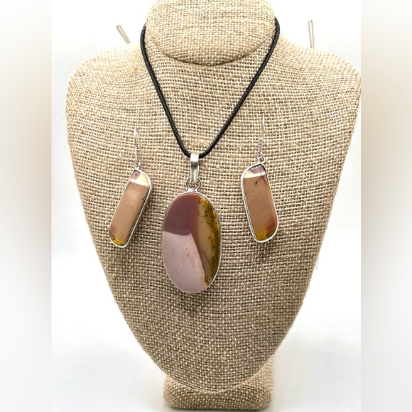 Beautiful Mookaite Pendant & Earrings Set - Picture 3 of 6